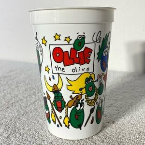 5/$35 Vintage 94 The Olive Garden Ollie The Olive Take Away Collectible Kids Cup